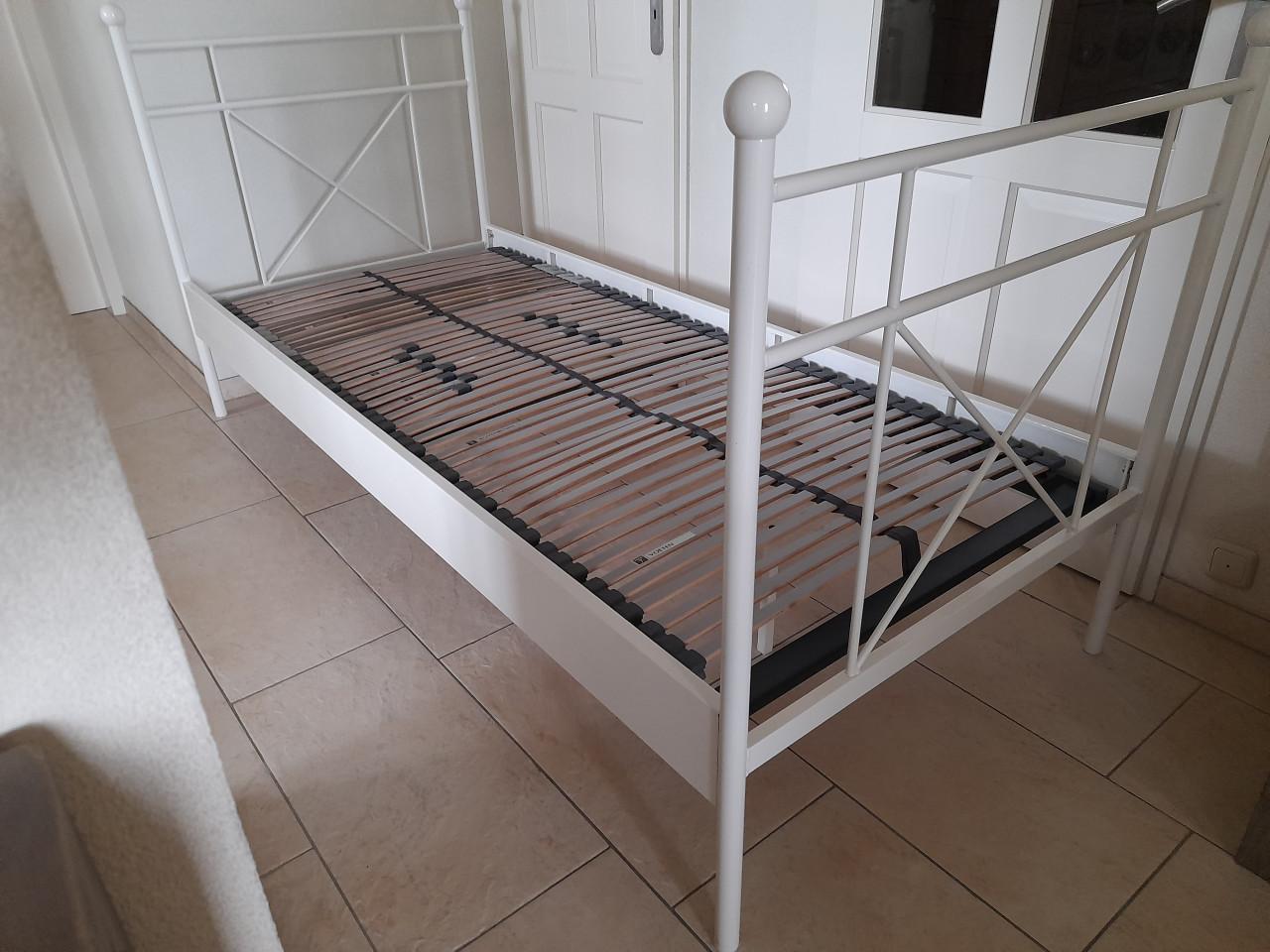 Wit metalen bed 90 x 210 ( in goede nette staat )