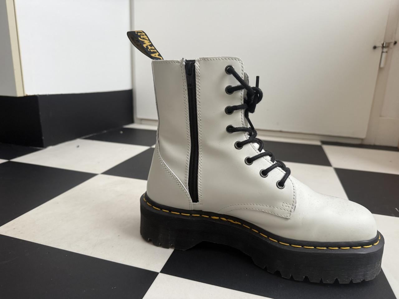 Dr Martens enkellaars wit maat 43