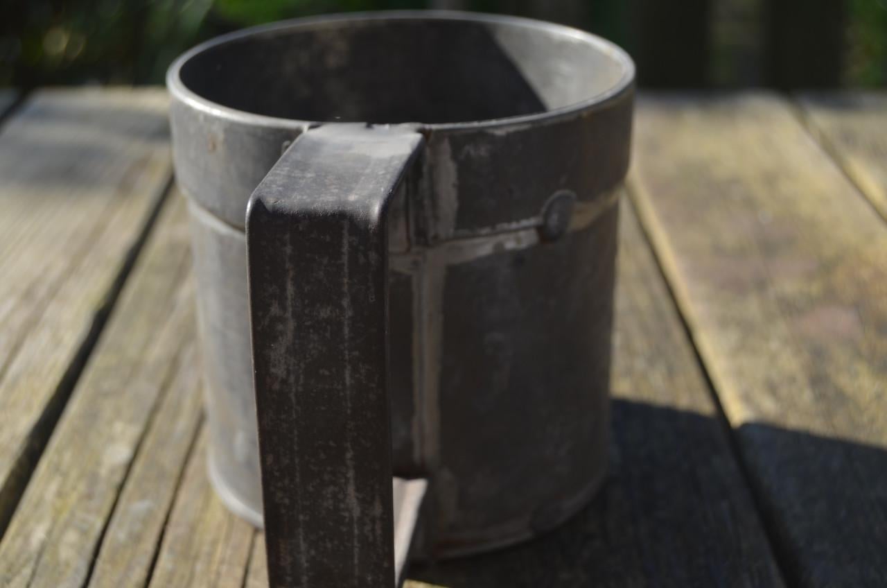 4 Tinnen kannen / maatbekers diverse maten