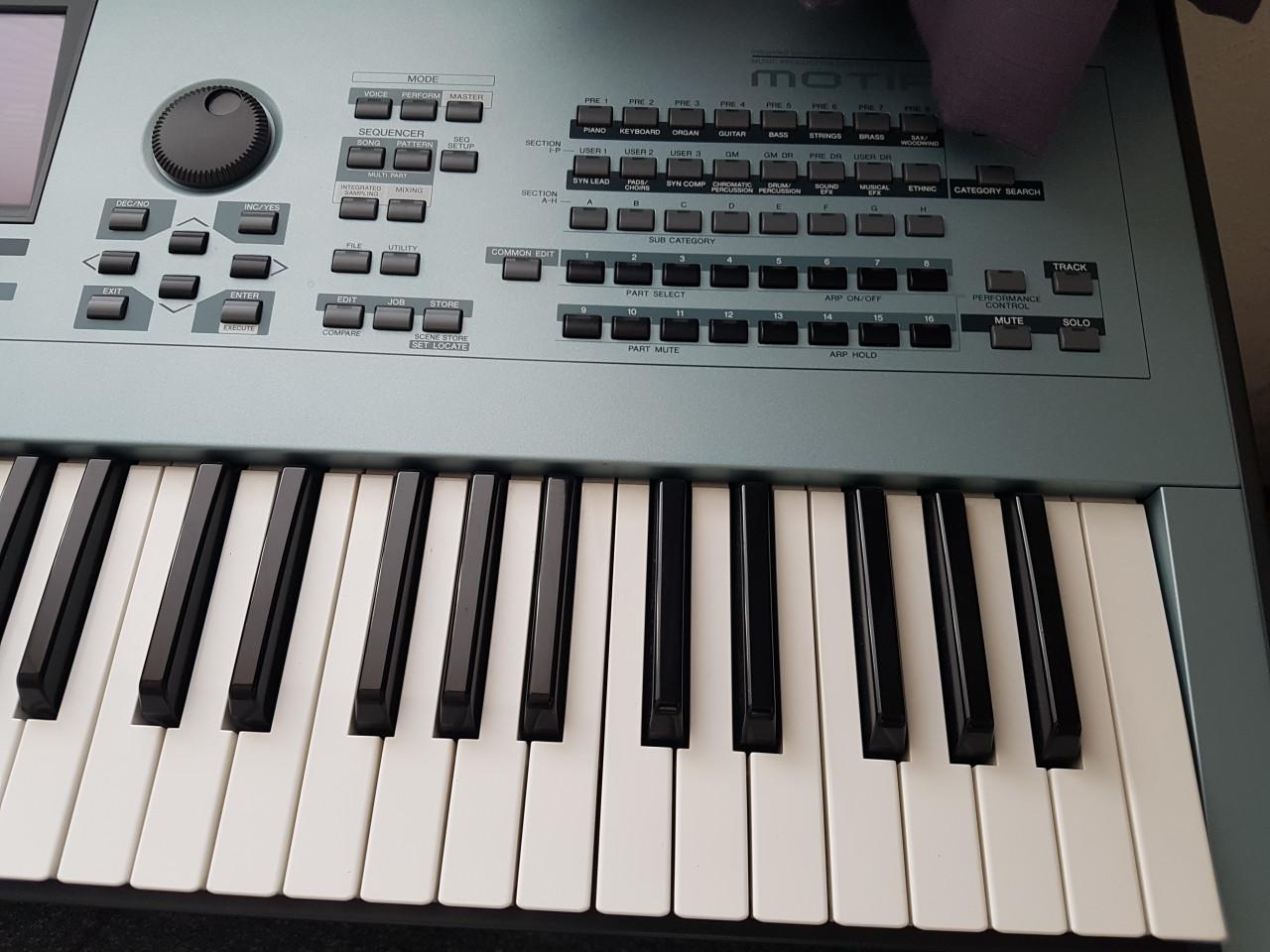 YAMAHA MOTIF XS6, in zeer goede staat, veel extra's