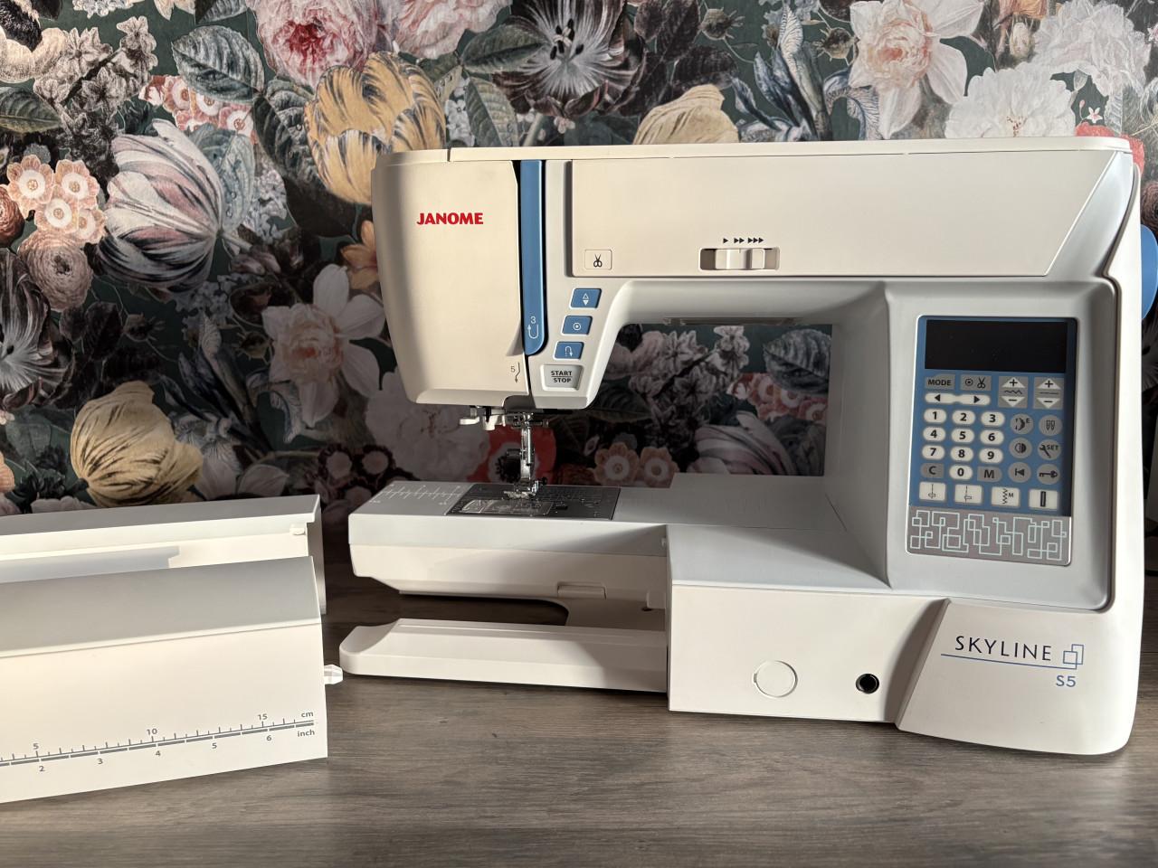 Janome Skyline S5 Naaimachine, complete set (quilten+trolley)