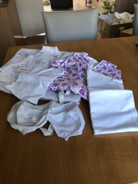 Te koop doos vol baby spullen.(z.g.a.n.).