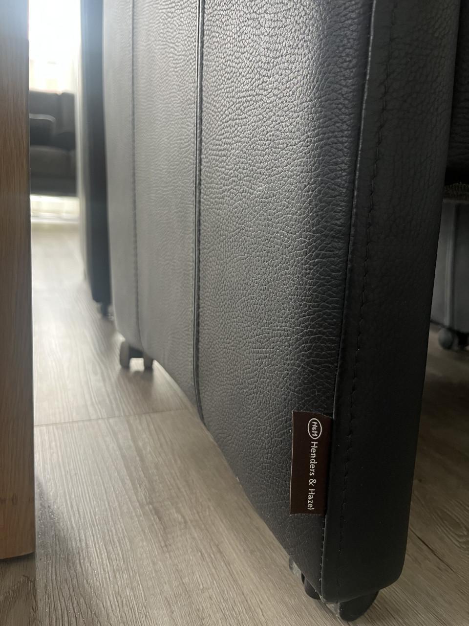 Eettafel licht massief eiken met 6 leren armstoelen