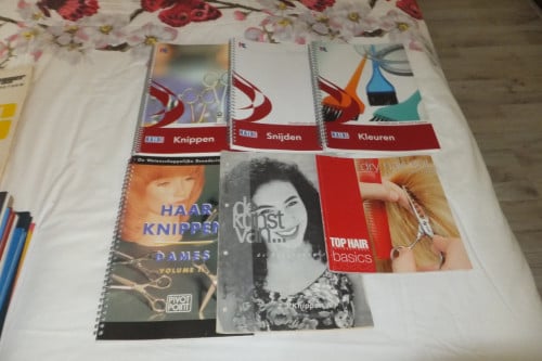 Kappers knippen boeken, kleuren en haar snijden.