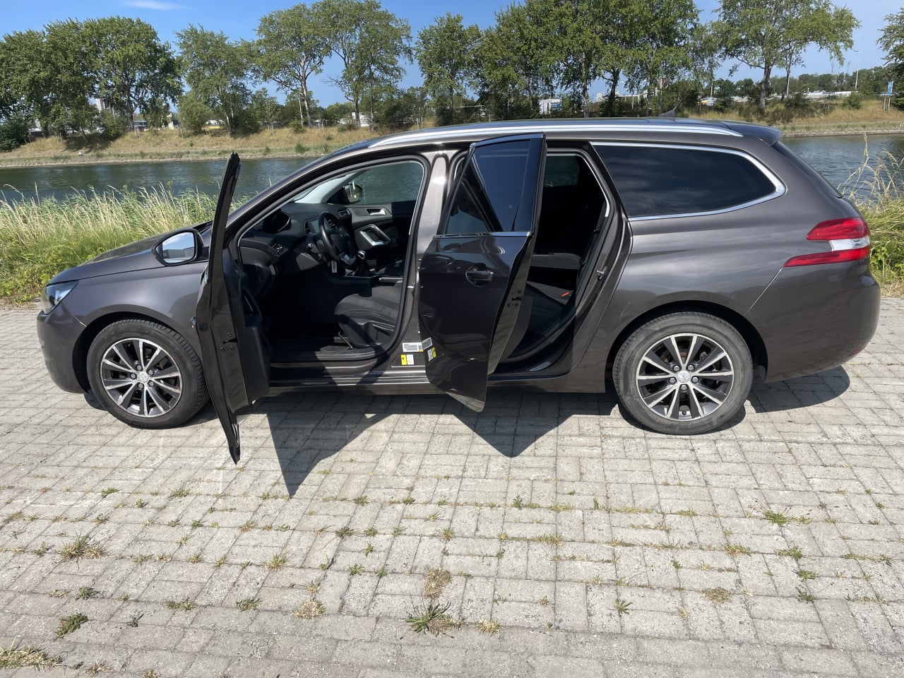 Peugeot 308 sw 1.2 E-thp blue lease executive