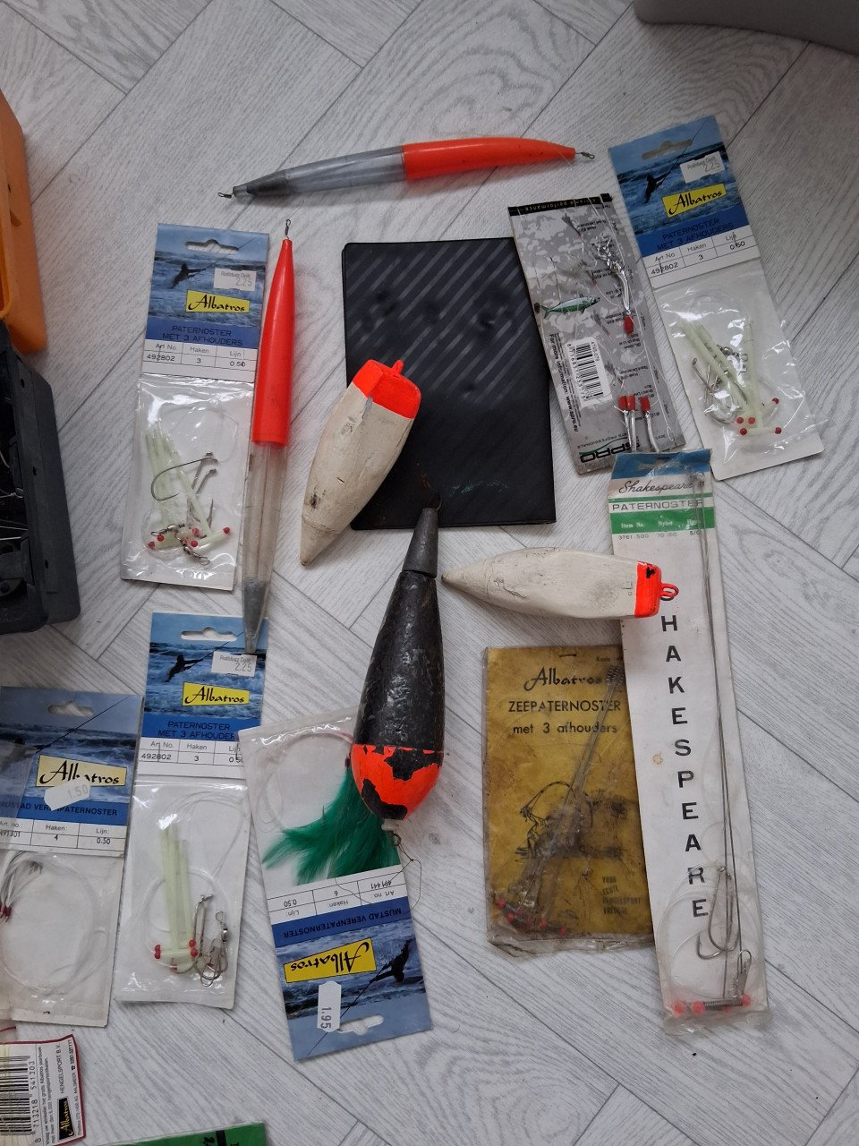 Werp hengel met molen , vis koffer met spullen