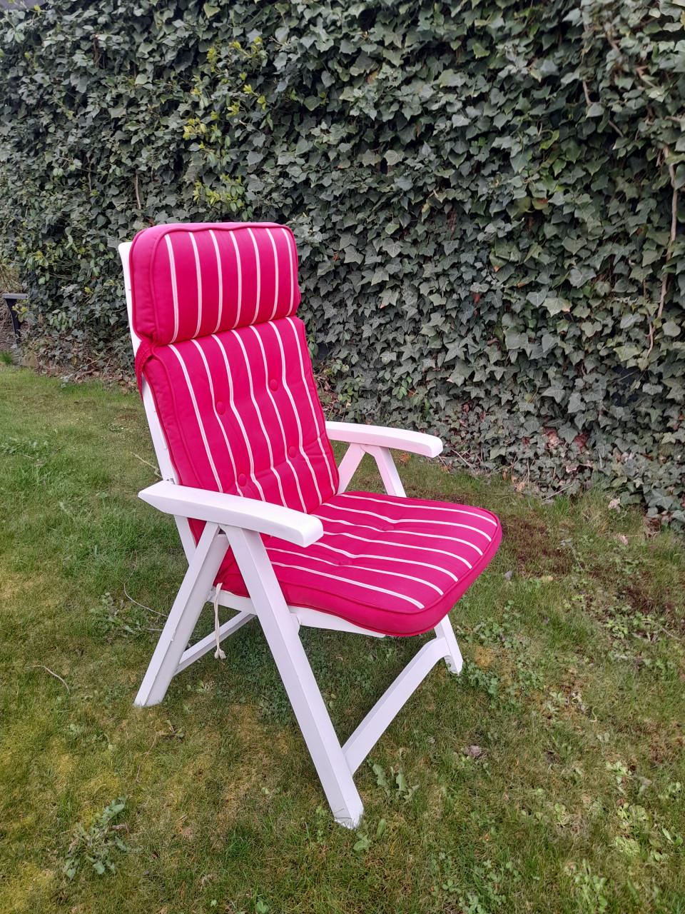 Nette verstelbare tuinstoel met kussen (in goede staat )