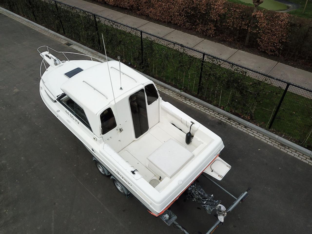 Kajuitboot met 190 pk binnenboord en trailer