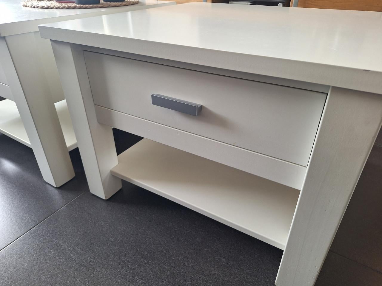 Twee witte salon tafeltjes