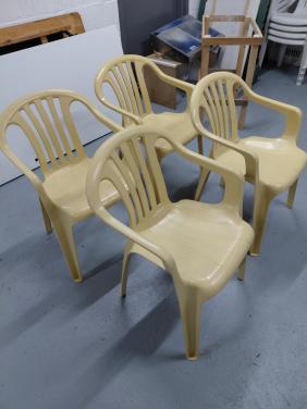 4 Kunststof kuipstoelen