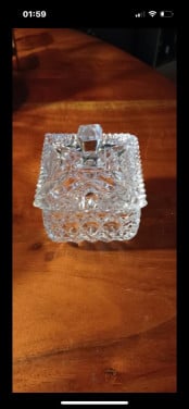 Suikerpot/jampot van  kristal, met uitsparing voor lepeltje