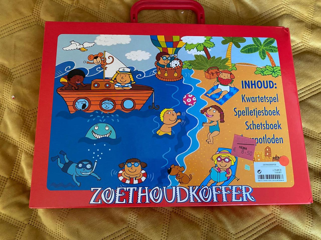 Zoethoudkoffer, koffertje met oa kwartet en schetsboek