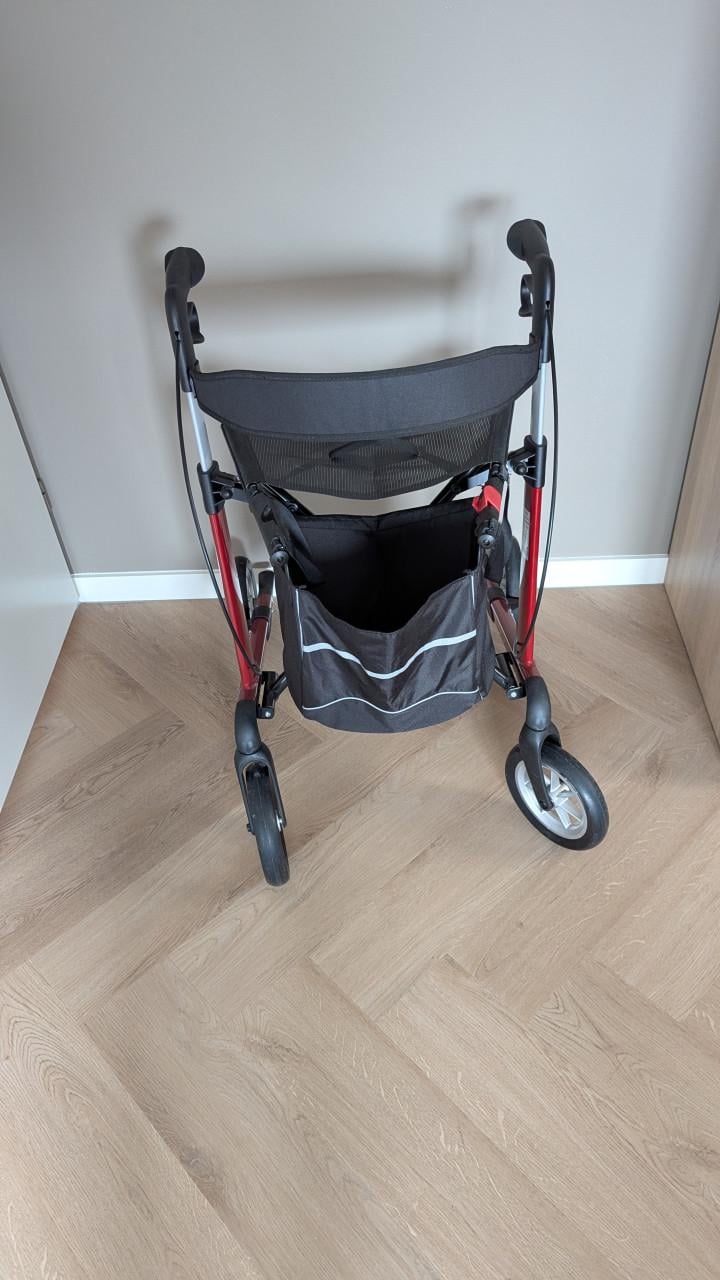 Rollator lichtgewicht zo Goed als nieuw