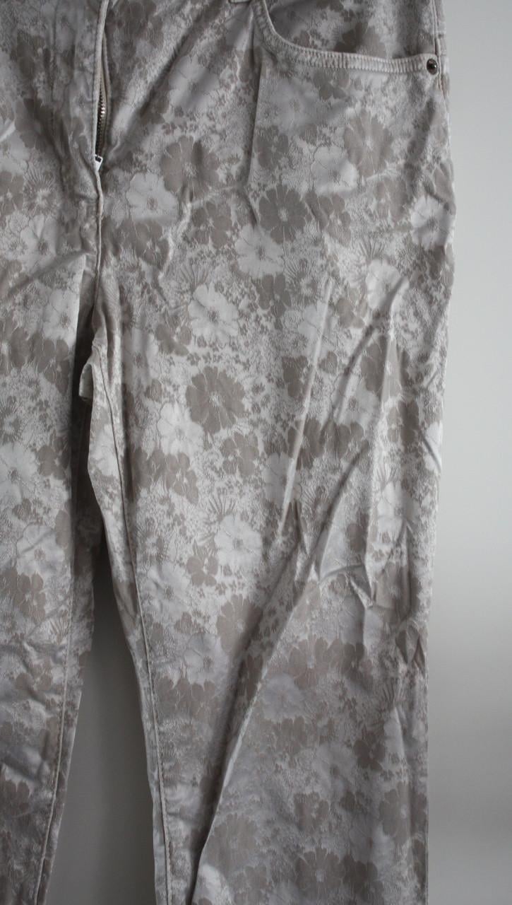 Glanzende broek met rozen print  maat 20