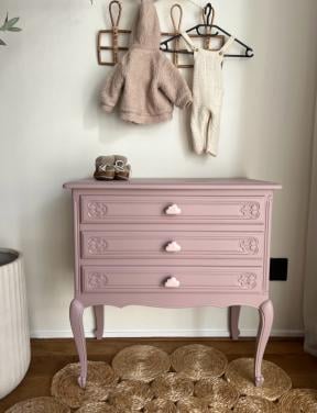 Lief gerestyled vintage kastje voor de babykamer of kinderkamer
