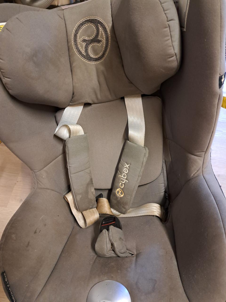 Draaibare CYBEX Sirona Z stoel met bijbehorende ISOFIX base