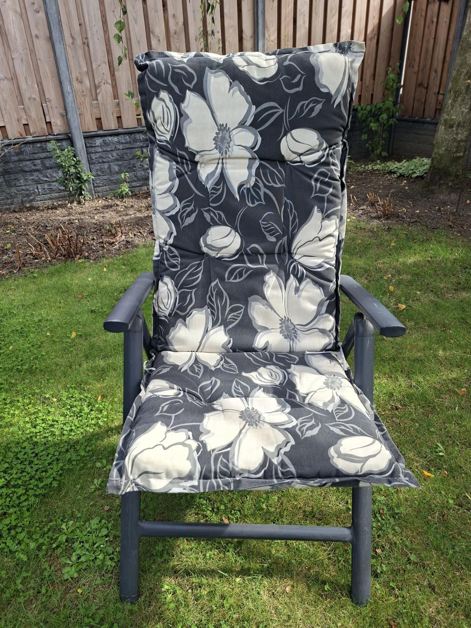Mooie tuintafel met 6 stoelen