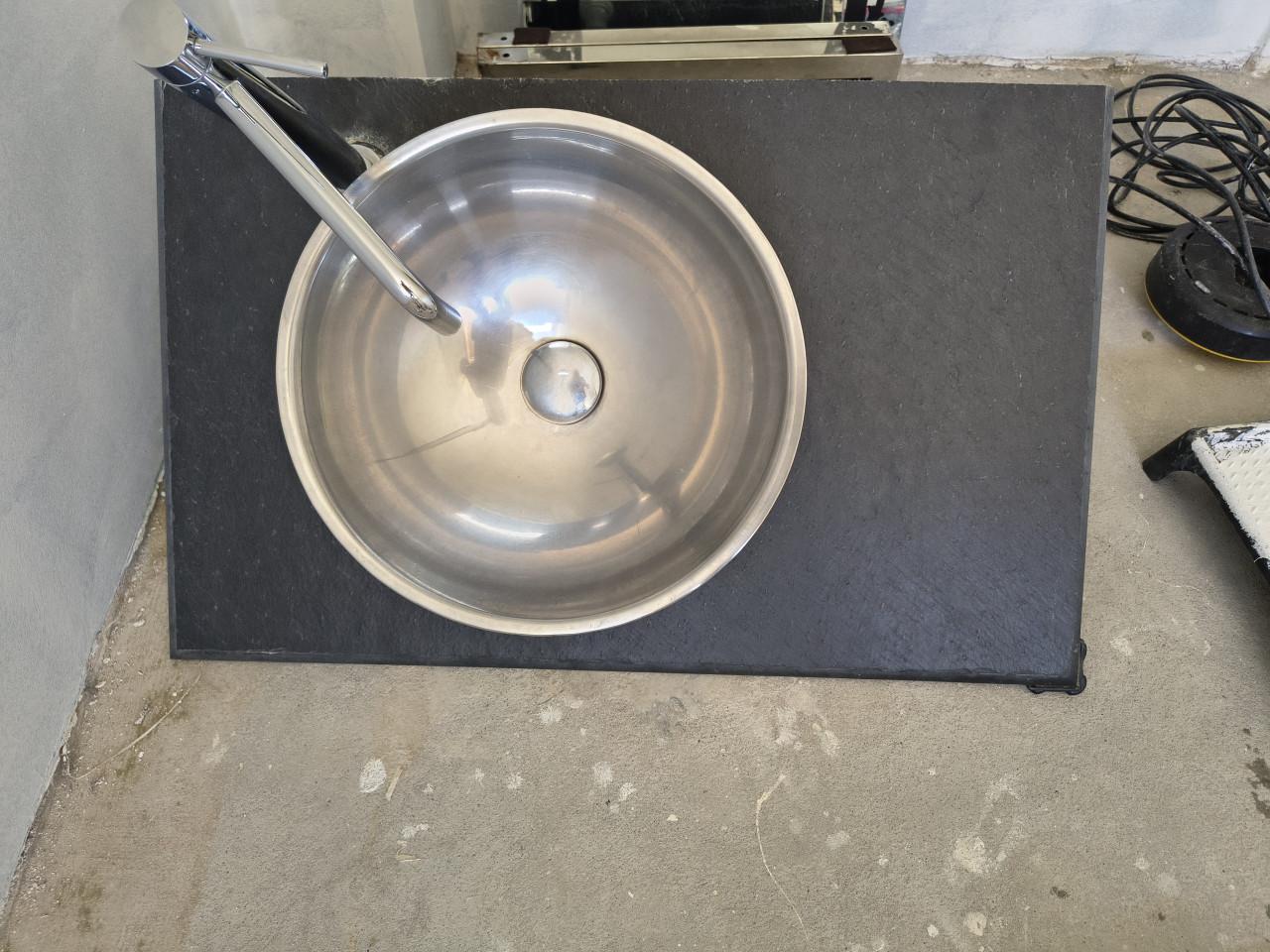 Wastafel met kom, sifon en muursteunen