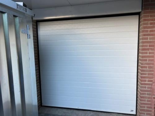 Geïsoleerde sectionale garagedeur in nieuwstaat