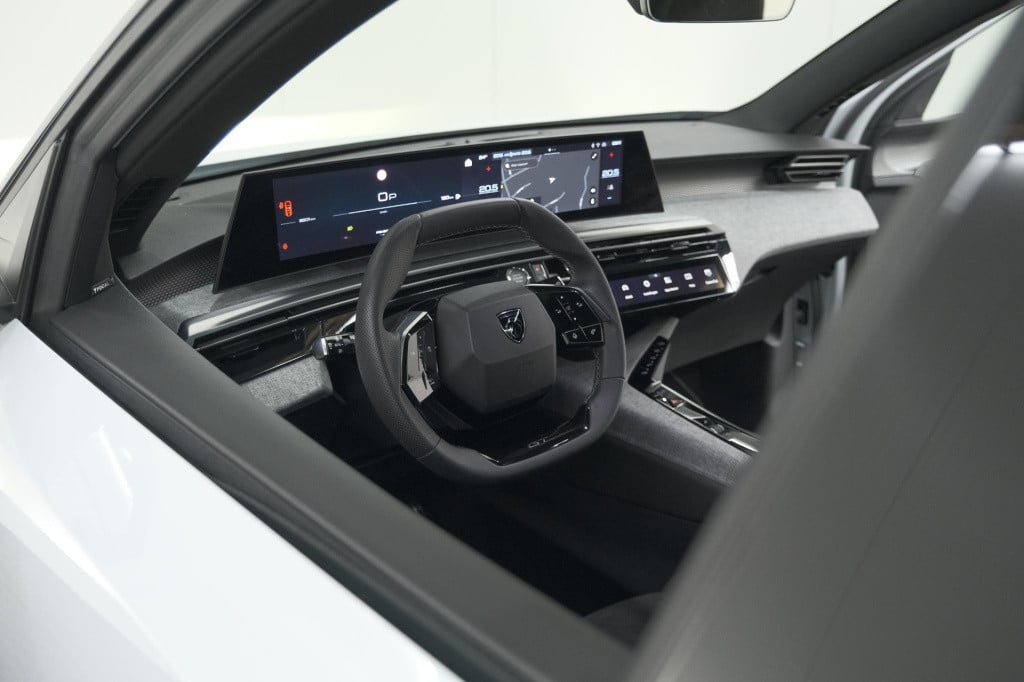 Peugeot 3008 hybrid 136 e-dsc6 gt | panoramadak | focal hifi pack| 360 came