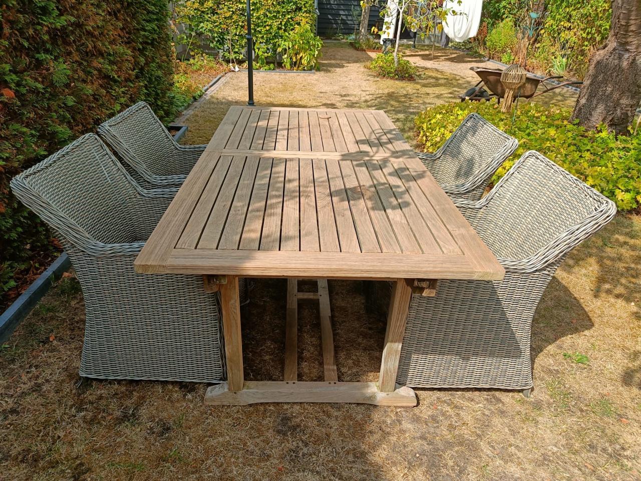 Teakhouten tuintafel met 4 wickerstoelen