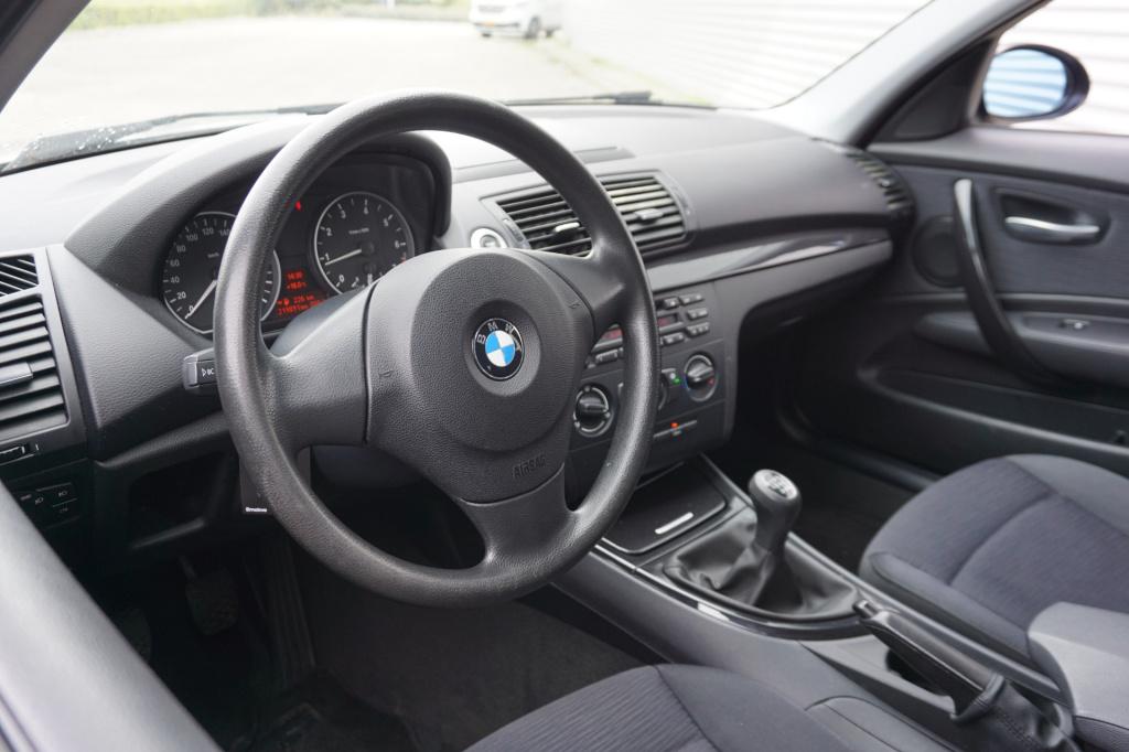 BMW 1 Serie 116i airco / elektr. ramen / parkeers. / lm velgen / apk t/m 09