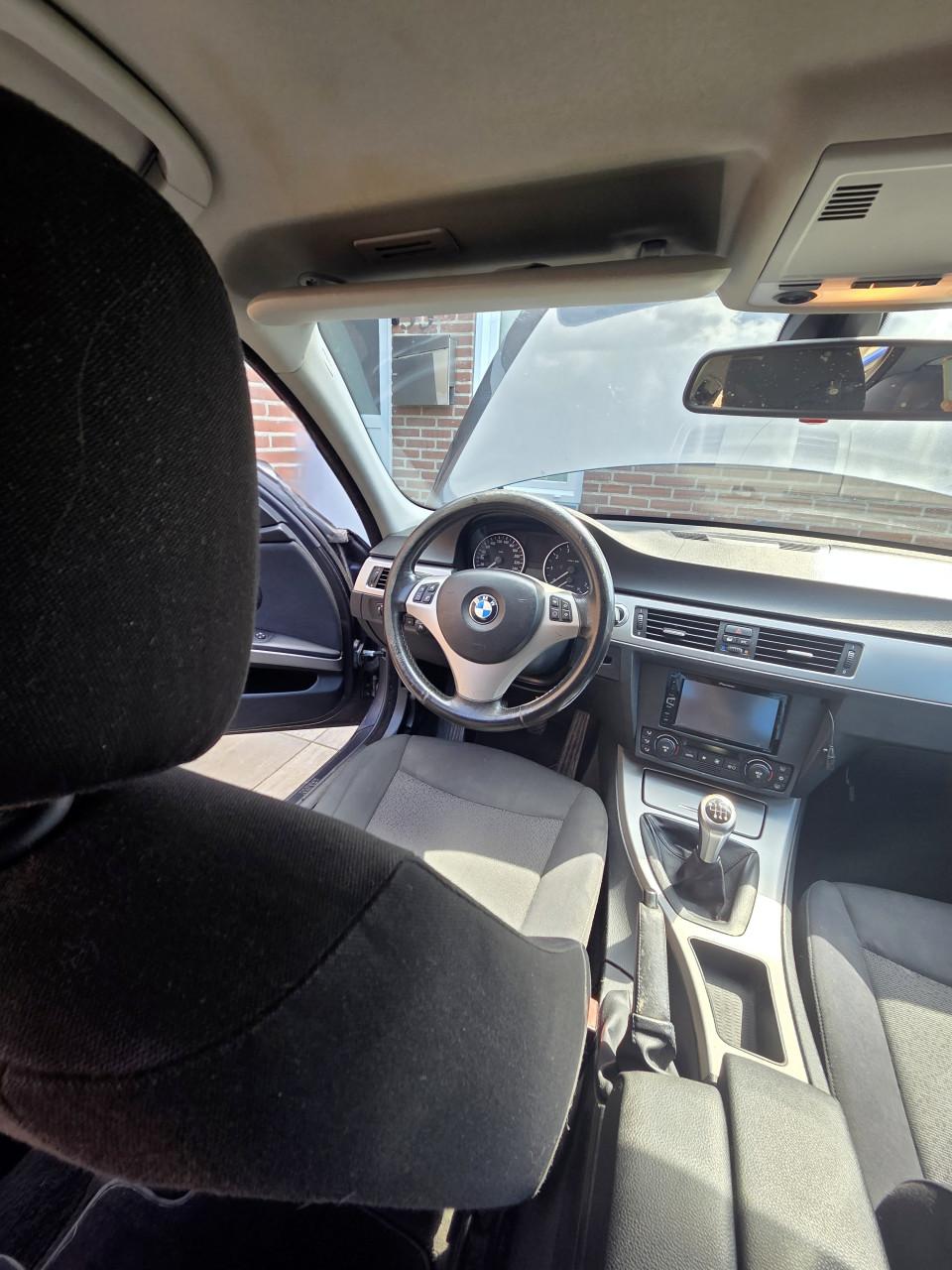 BMW 320i sedan uit 2005 in antracietgrijs.