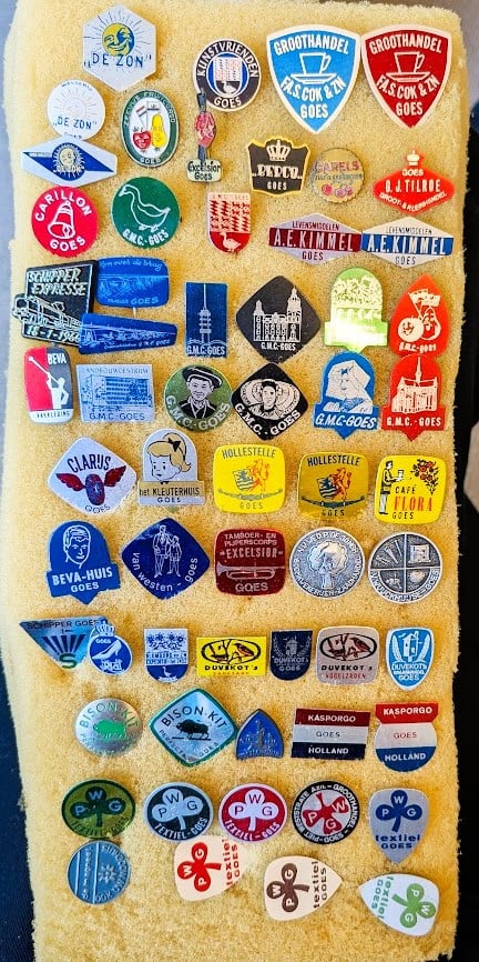 Collectie van 60 verschillende Goese en 60 verschillende zeeuwse speldjes