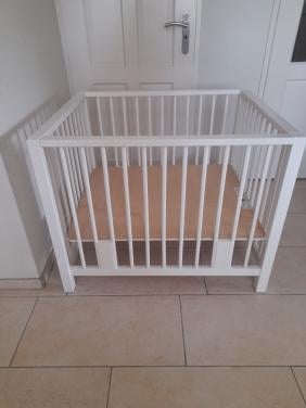 Witte box  (in goede nette staat )in hoogte verstelbaar!