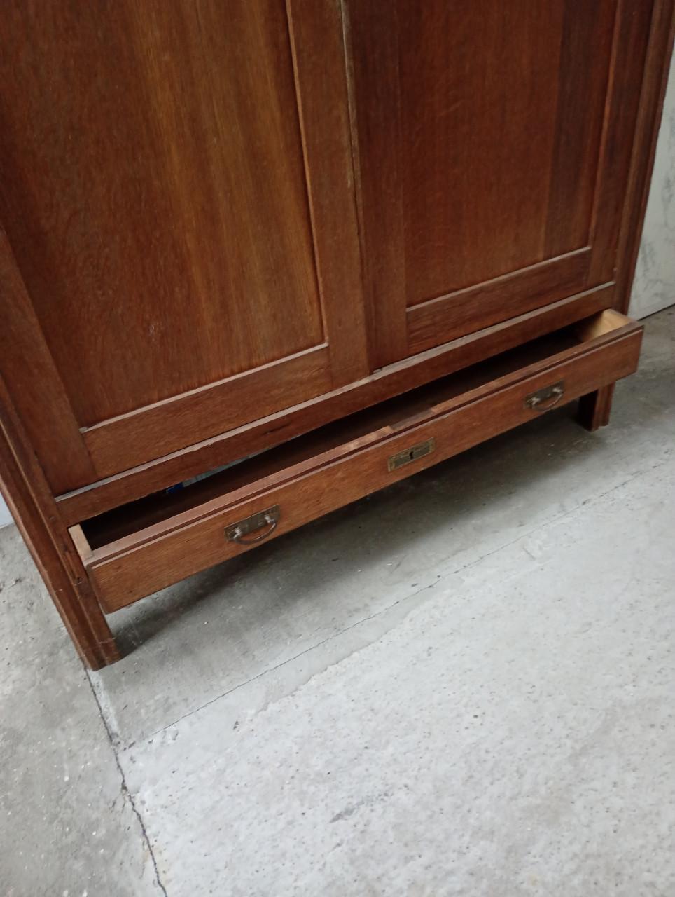 Antieke eiken kast