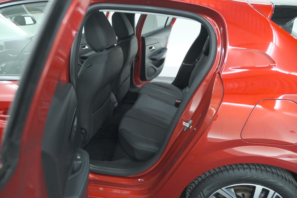 Peugeot 208 puretech 100 eat8 allure pack | camera | navigatie | apple carp