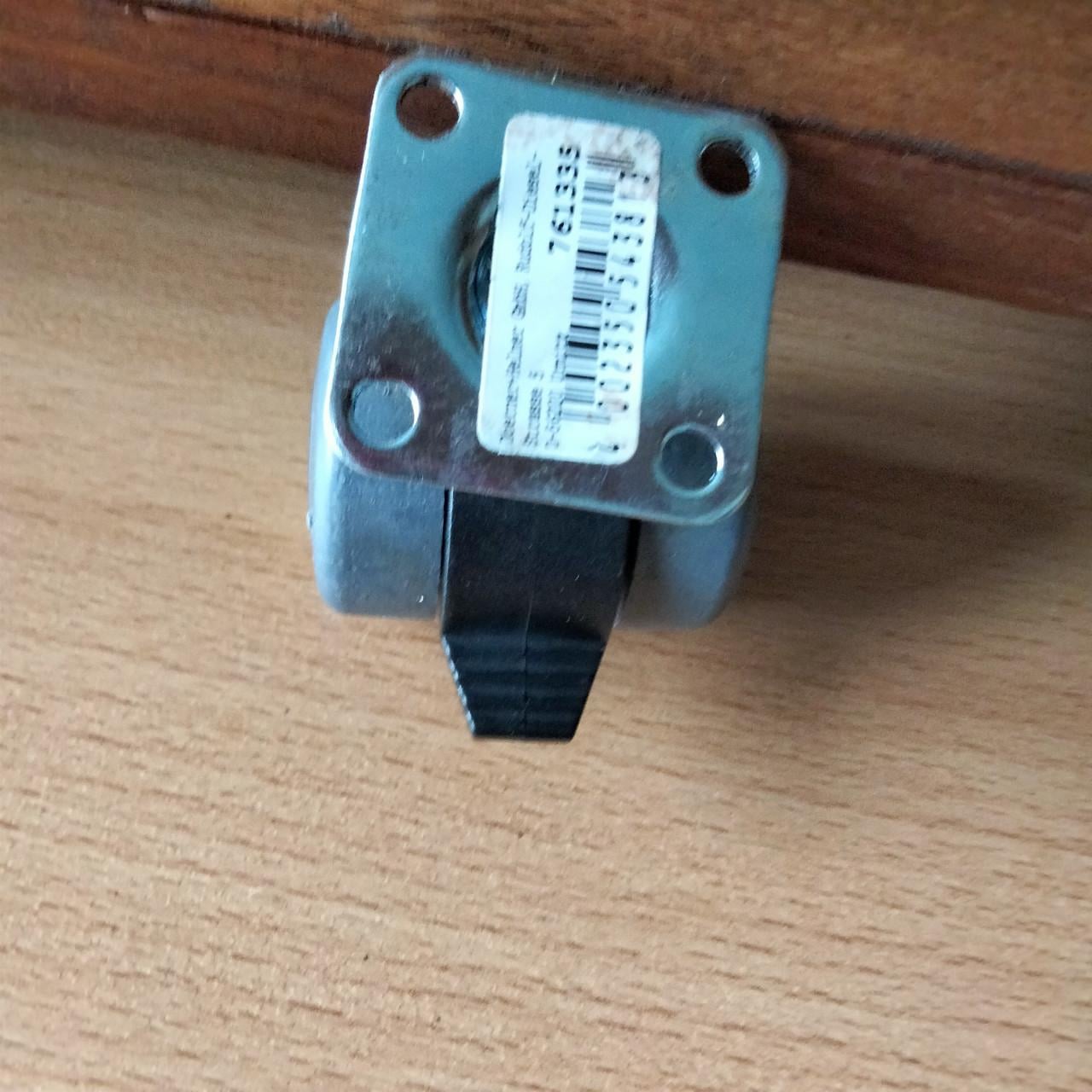 Zwenkwieljes voor onder steol of kast.