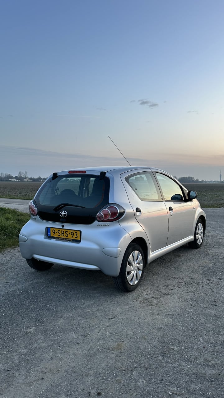 Toyota Aygo 1.0 12V Vvt-i 5DRS 2013 Grijs