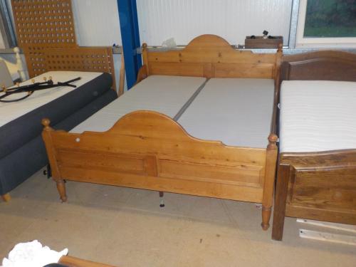 Mooie kwaliteit massief grenen ledikant + 2 lattenbodems + 2 matrassen