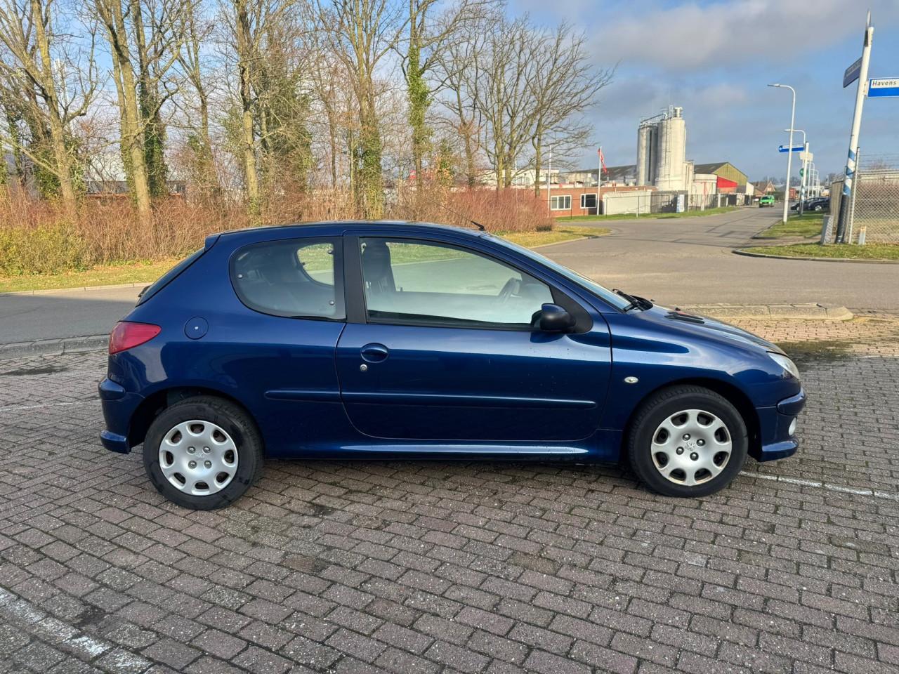Peugeot 206 bj 2005 1350 euro