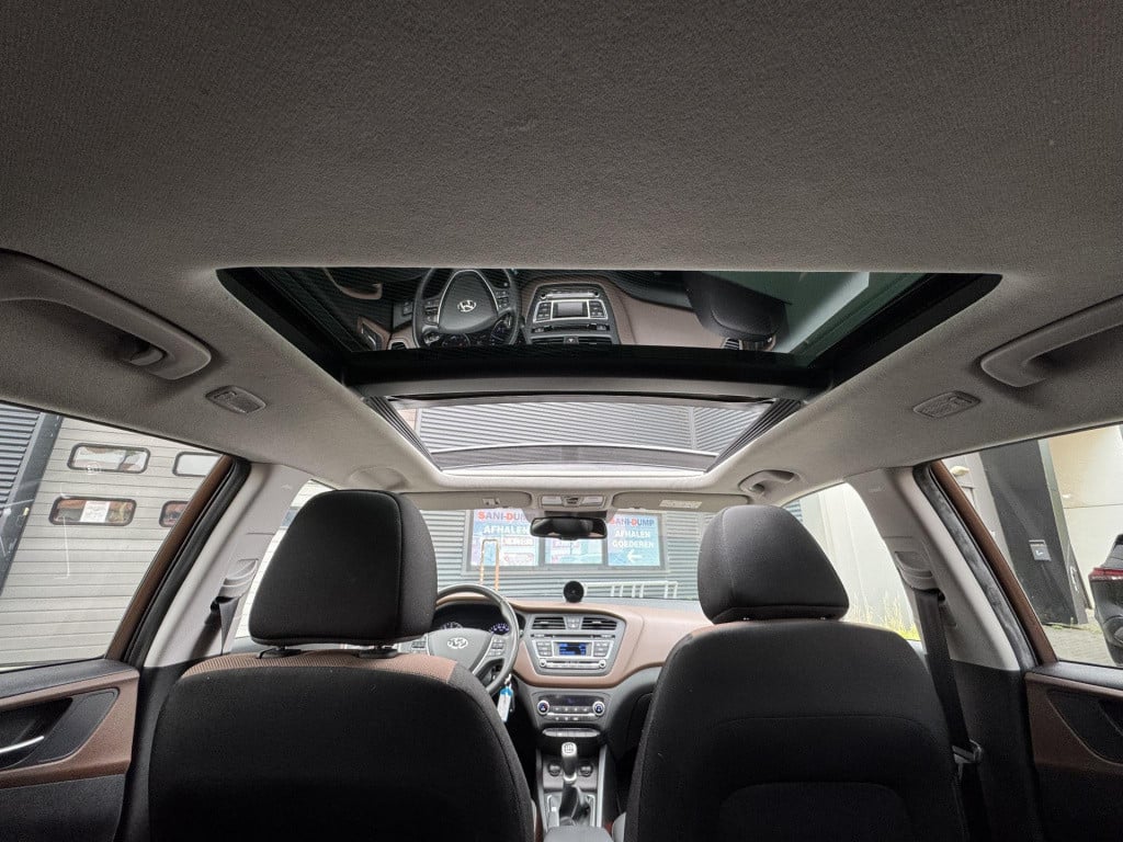 Hyundai I 20 1.2 hp i-motion premium | panoramadak | cruise & climate contr