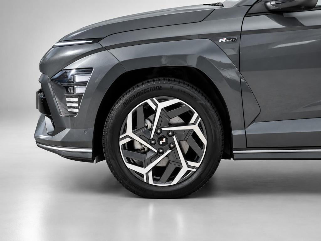 Hyundai Kona 1.6 gdi hev n line trekhaak afneembaar, allseasons + nieuwstaa