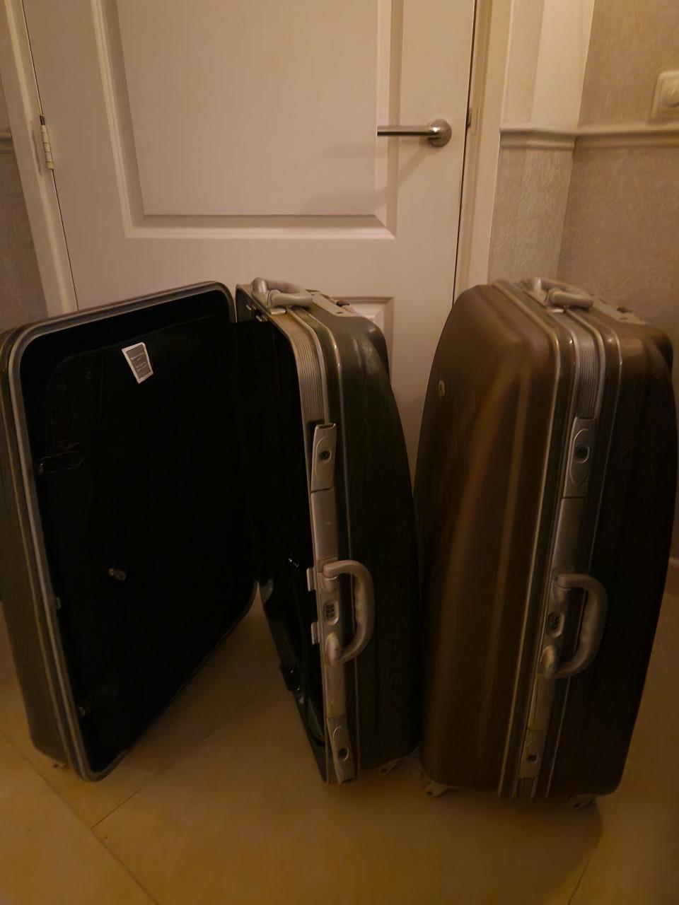 2 REISKOFFERS OP WIELEN