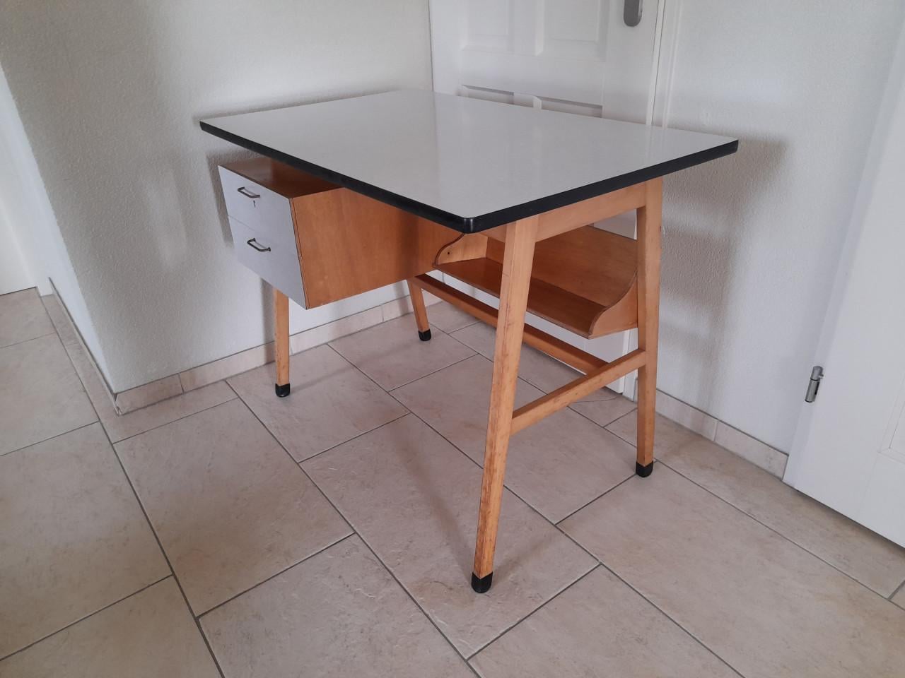 Vintage mid century hout en formica bureau  In goede nette staat!