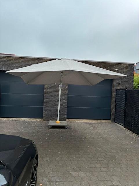 Lichtgrijze parasol 3x3 m Platinum casual living van Challenger z.g.a.n.