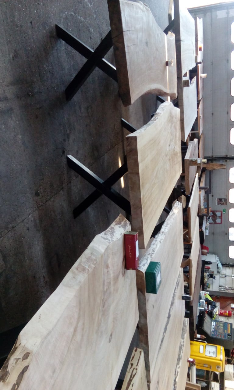 Houten tafels in Boomstamvorm, planken Tafelbladen, decoratie bartafel
