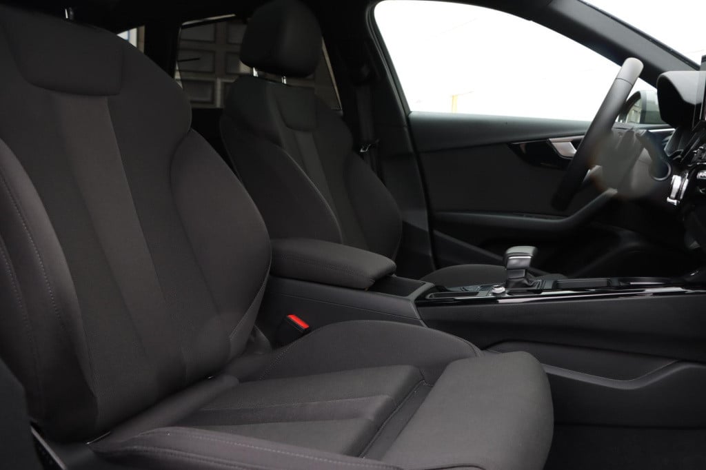 Audi A4 avant 40 tfsi quattro s edition competition 204pk
