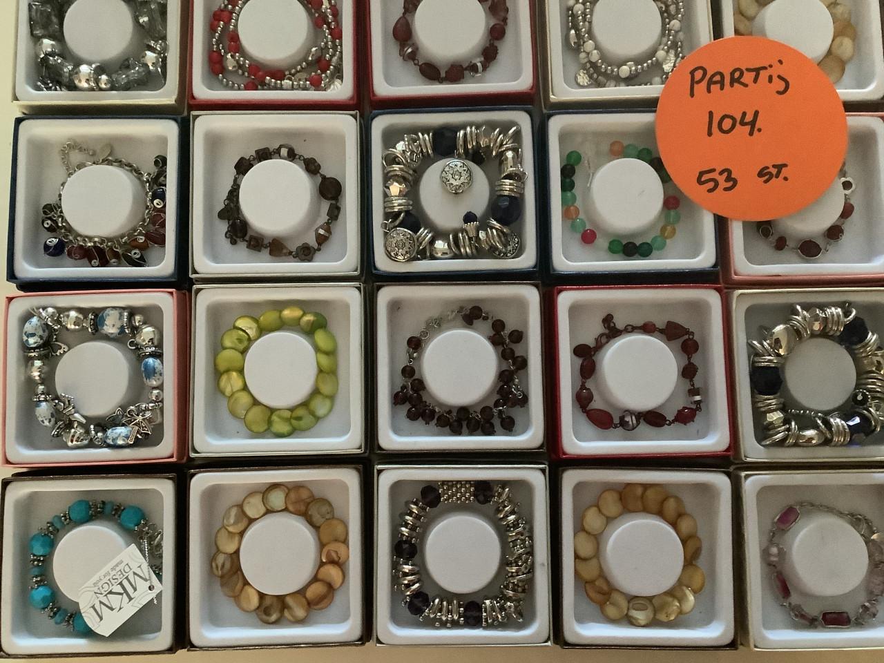 Partij leuke armbandjes in mooi verkoop doosje. ( partij 104)