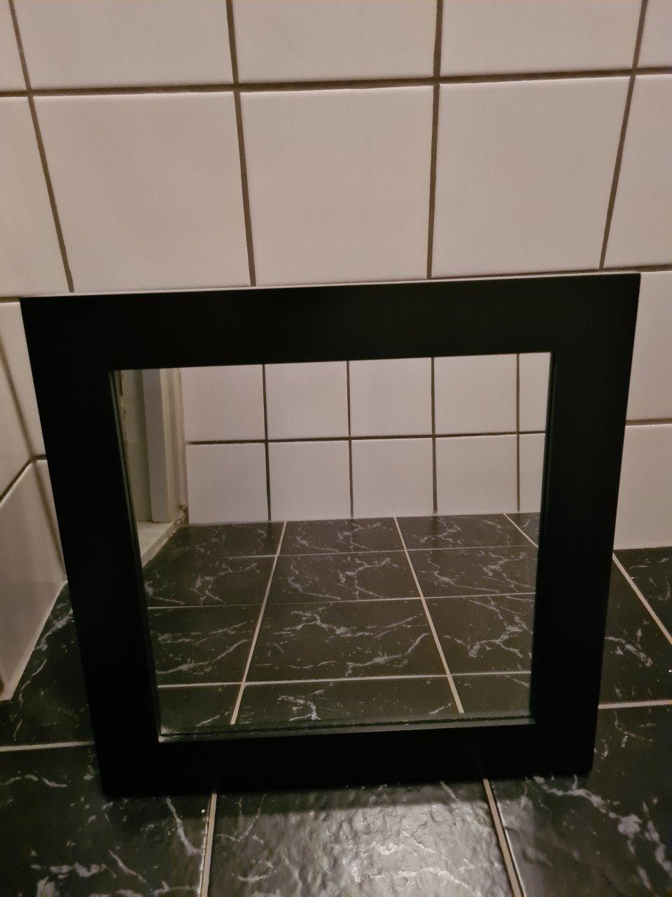Kastje toilet/badkamer met spiegel