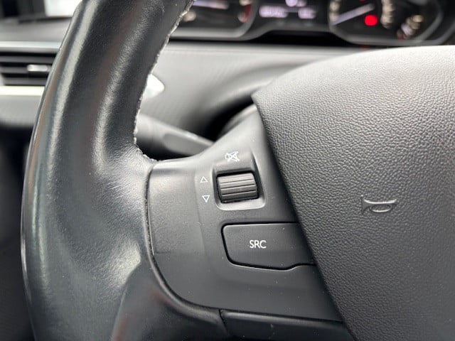 Peugeot 208 blue l. allure 1.2 pt-82pk | navigatie & bluetooth & applecarpl