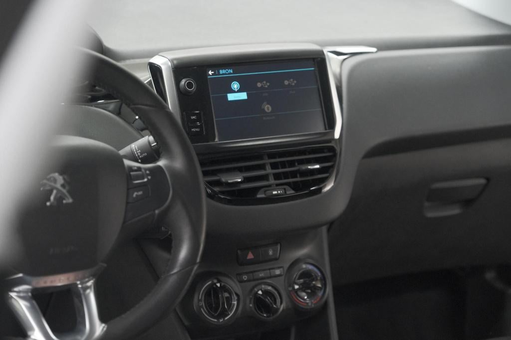 Peugeot 208 puretech 82 signature | allseason banden | navigatie | parkeers