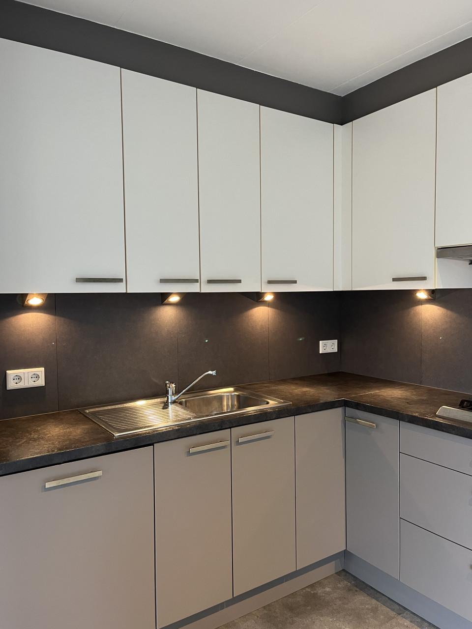 Te koop: Moderne hoekkeuken - Grijs/Wit