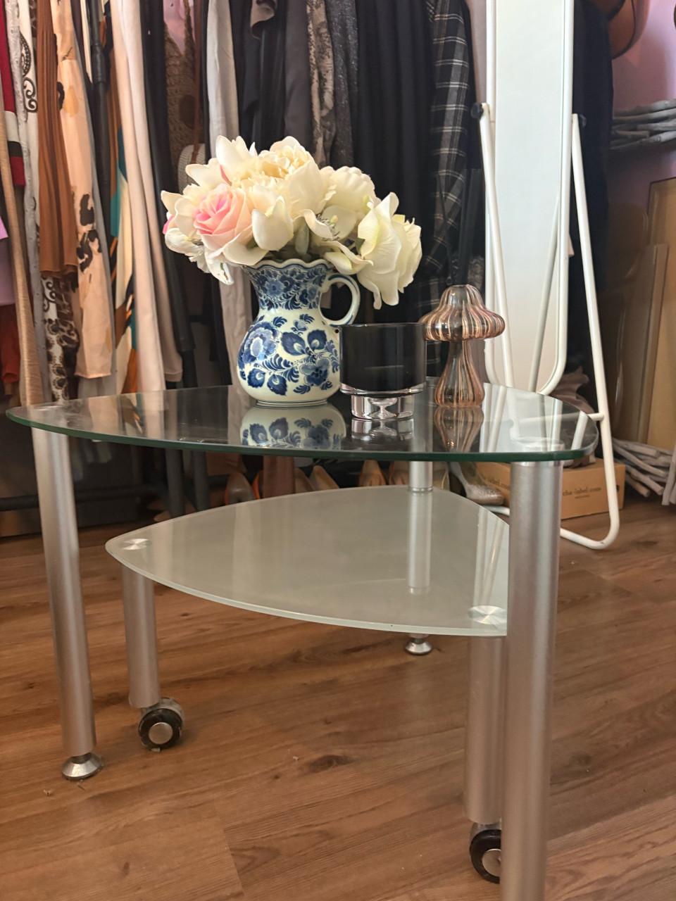 Verrijdbare salon/bijzettafel/nachtkastje van glas en RVS