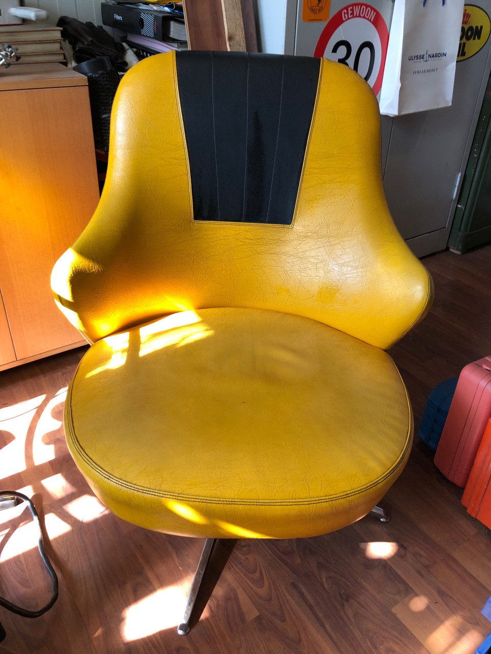 2 stuks vintage skai draaistoelen op metalen onderstel