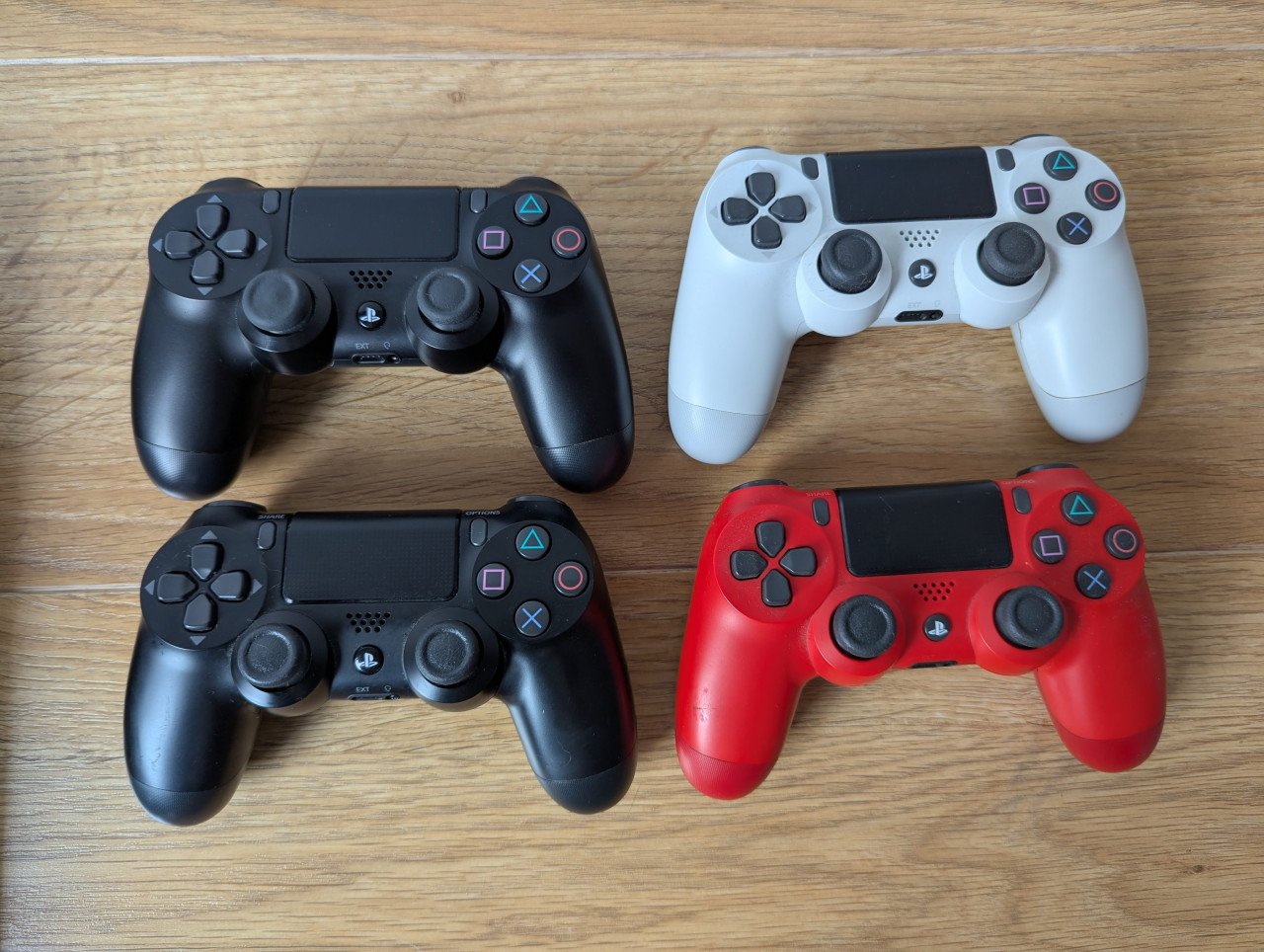 Playstation 4 Pro + 4 DualShock controllers